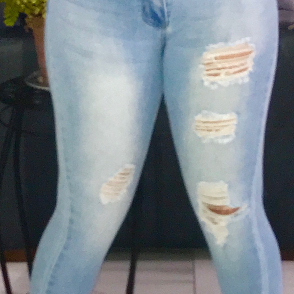 Light washed Blue Ripped Jeans - Picture 2 of 3